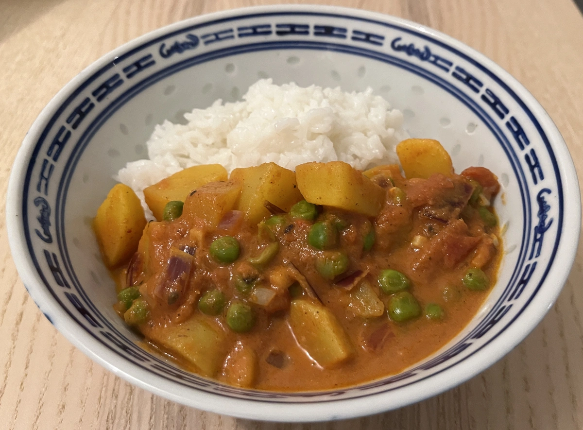 Aloo Mattar Makhani - Curry mit Kartoffeln und Erbsen
