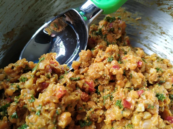 Im Entstehen: Die Masse für die Curry-Linsen-Bällchen. Man sieht recht gut, dass sie eher feucht ist.