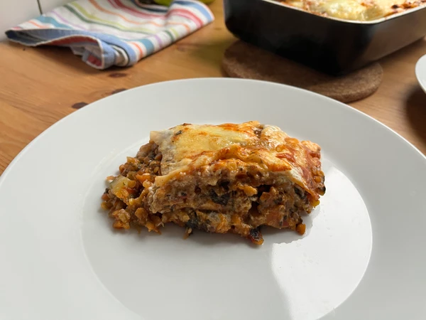 Unmöglich, dies appetitlich zu fotografieren: Gemüse-Lasagne im Anschnitt.