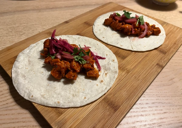 Jackfruit-Tacos Pibil mit Achiote-Sauce