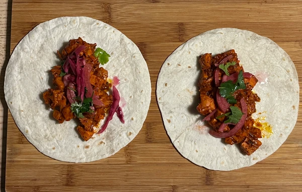 Jackfruit-Tacos Pibil mit eingelegten roten Zwiebeln und etwas frischem Koriander