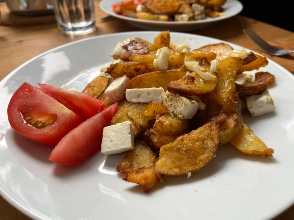 Backkartoffel mit Feta, hier garniert mit etwas Tomate.