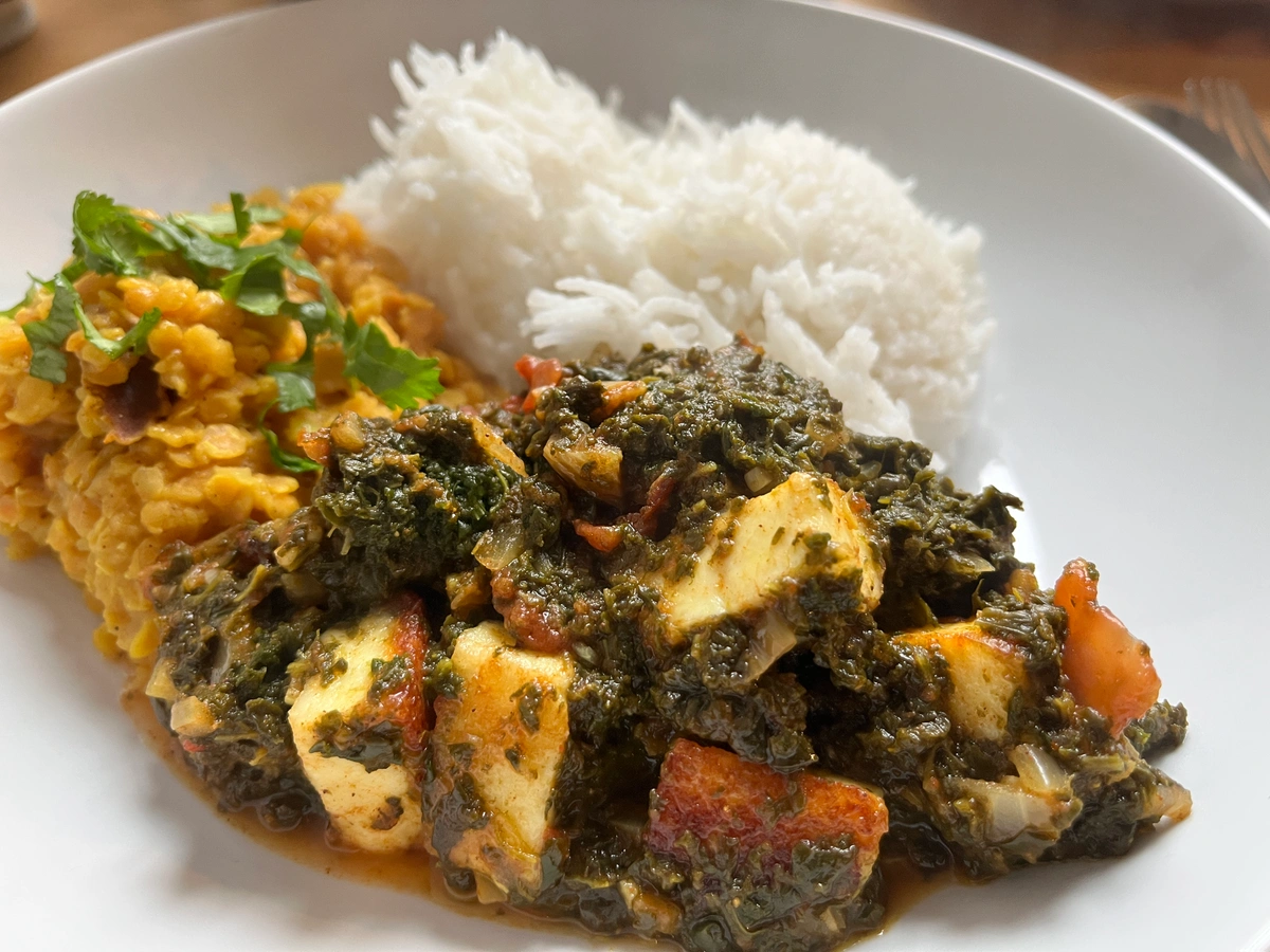 Palak Paneer: Curry mit Spinat und indischem Käse