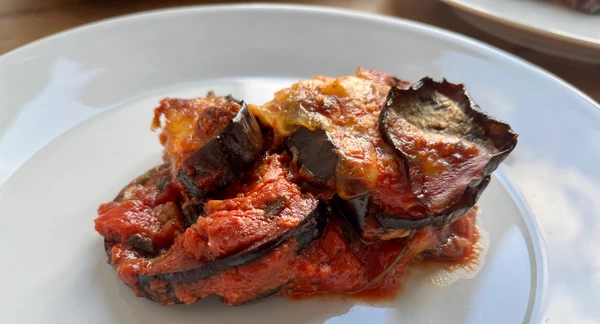 Ein Stück Parmigiana, hier die Schichten im Detail.