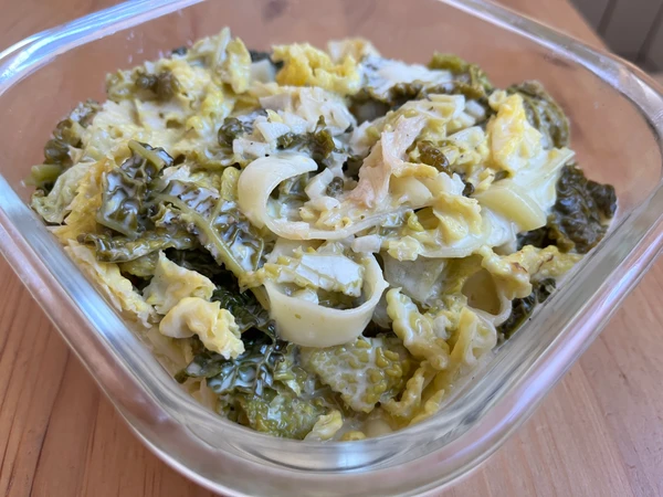 Eine Portion Pasta mit Wirsing-Zitronen-Sahne-Sauce - leider nicht so einfach, es appetitlich zu fotografieren...