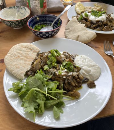 Pilz-Shawarma mit Tahina-Sauce, Zaziki und Pita