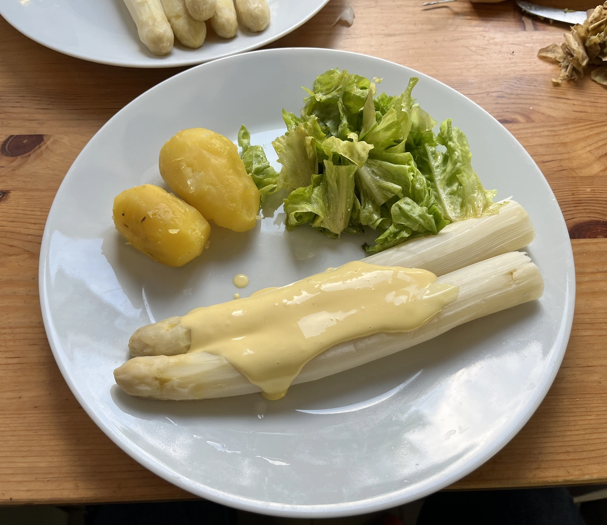 Spargel klassisch mit Bechamel-Sauce, Pellkartoffeln und Salat