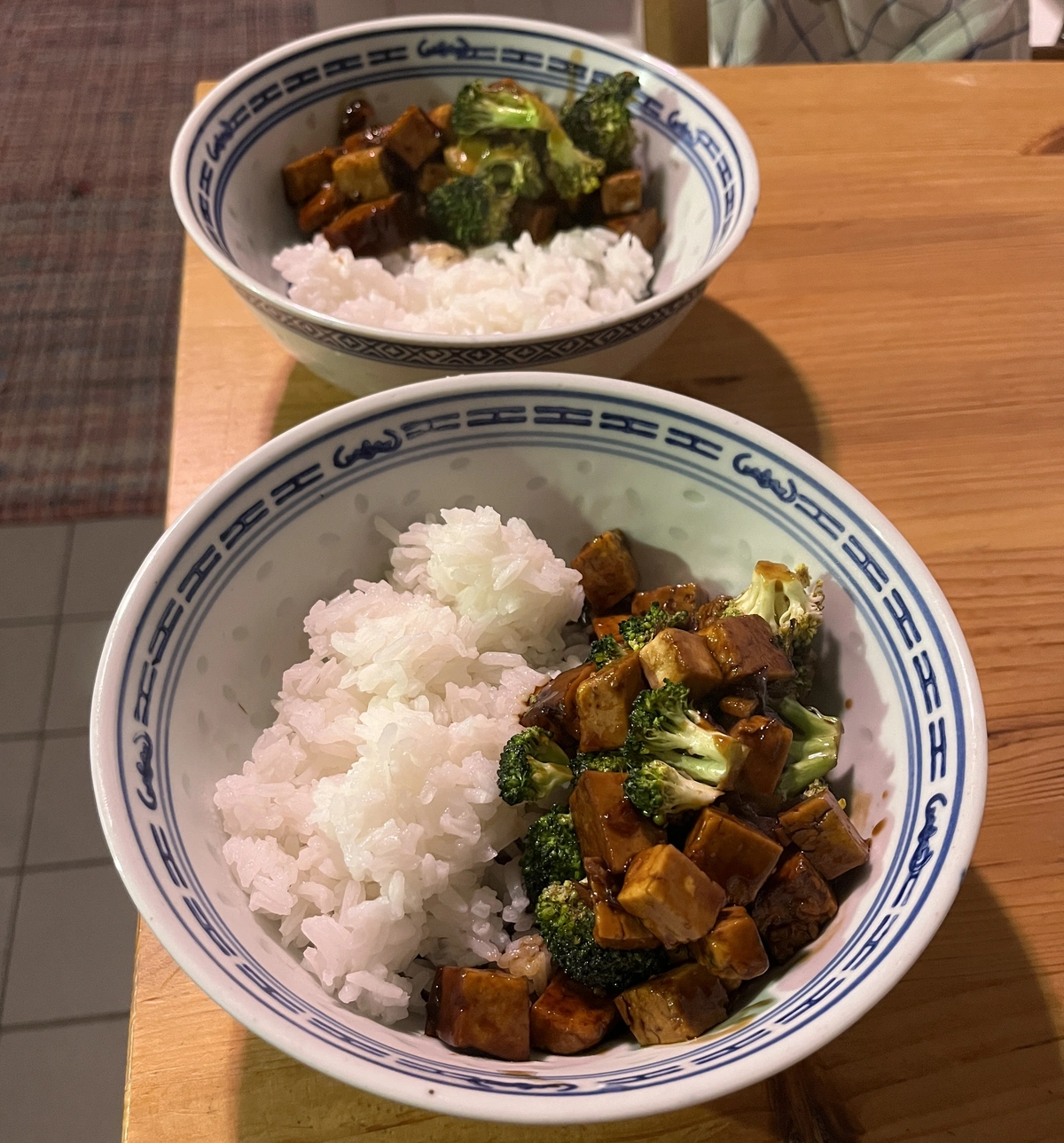 Teriyaki Tofu mit Brokkoli und Reis
