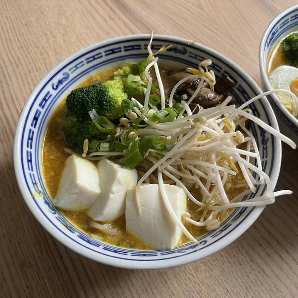 Vegane Firecracker Ramen mit einem Topping aus Tofu, Brokkoli und Pilzen.