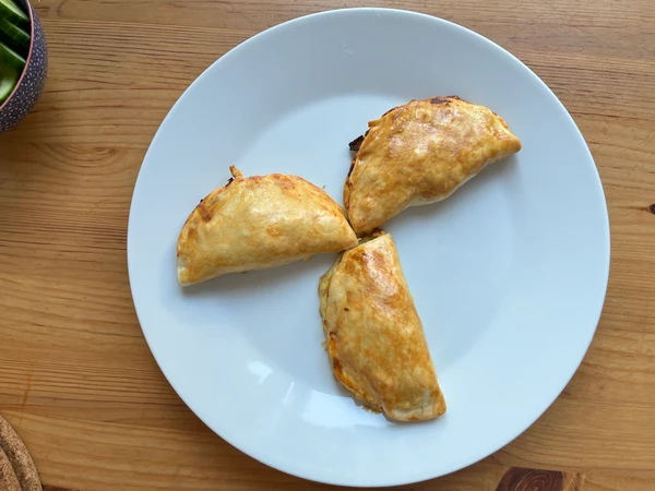 Vegetarische Empanadas, gefßllt mit Bohnen, Mais, Paprika, Karotten und Käse.