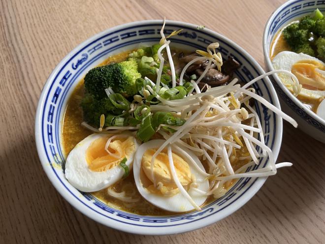 Firecracker Ramen mit einem Topping aus Ei, Sprossen, Brokkoli und Pilzen.