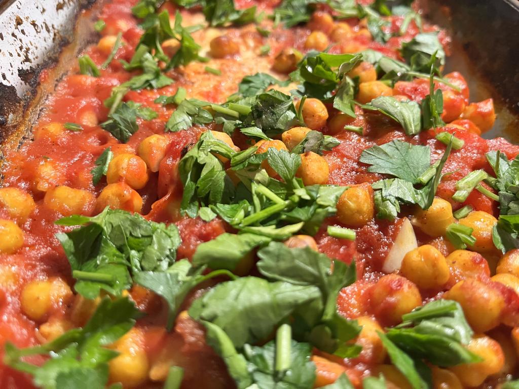 Gebackener Feta mit Tomaten und Kichererbsen · Klimafreundlicher Kochen 🥕