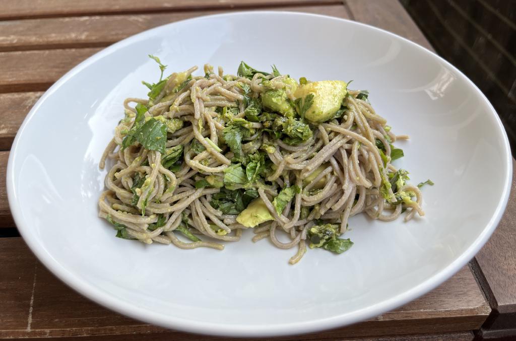 Soba-Nudeln mit Avocado, Limette, Kardamom und Pistazien nach Yotam ...