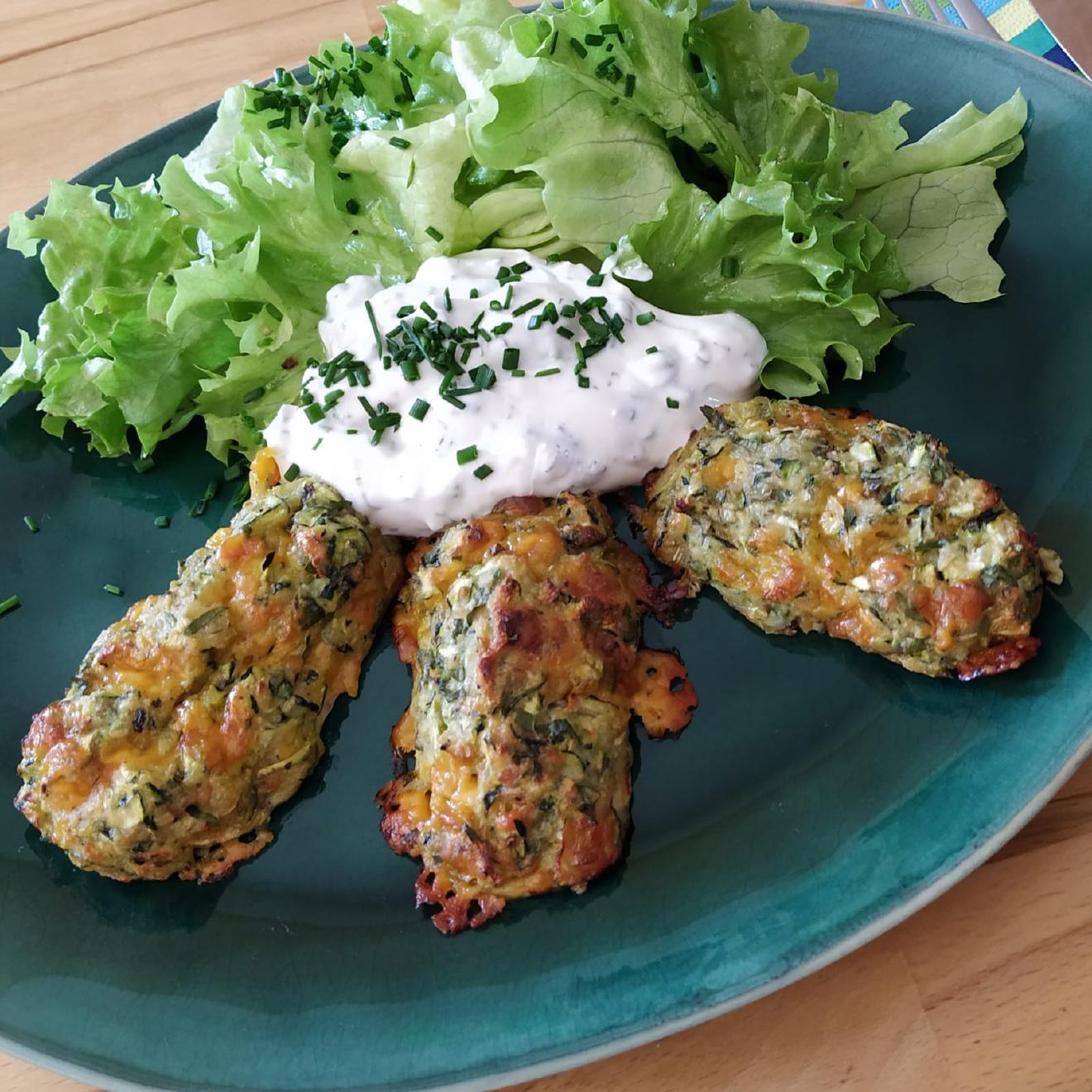 Zucchini-Käse-Röllchen vom Blech (mit Joghurt-Dip und Salat ...